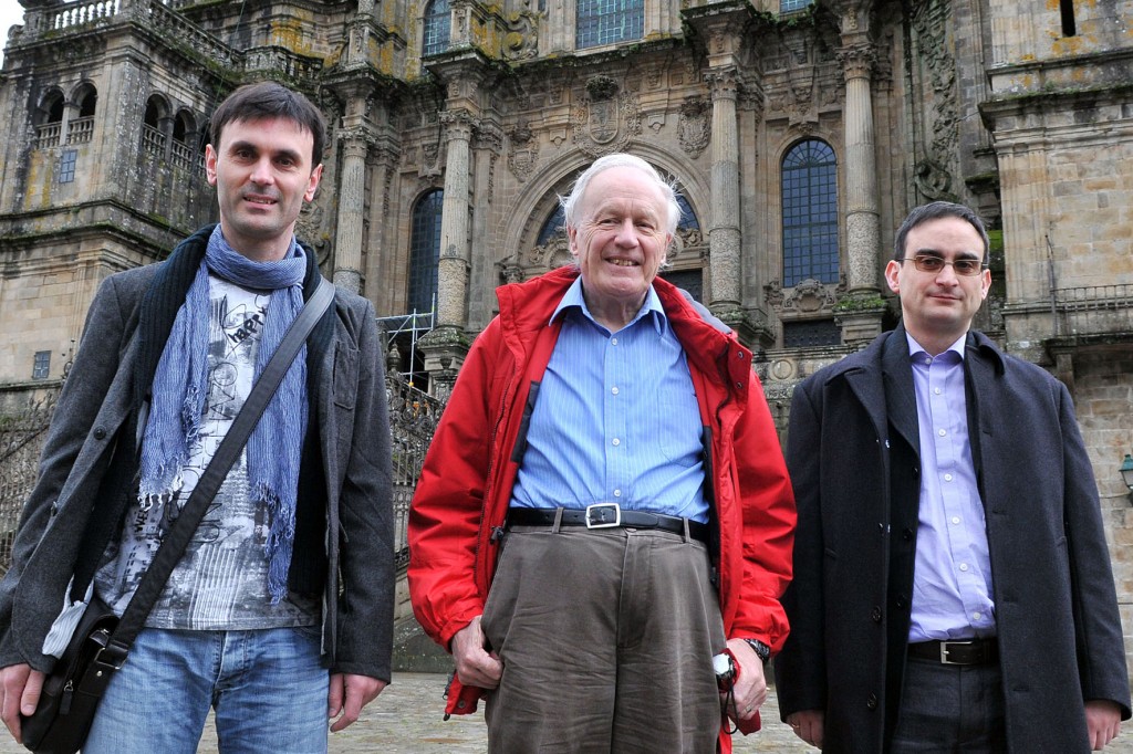 De esquerda a dereita, Jorge Mira, Anthony James Leggett e Manuel Vázquez Ramallo